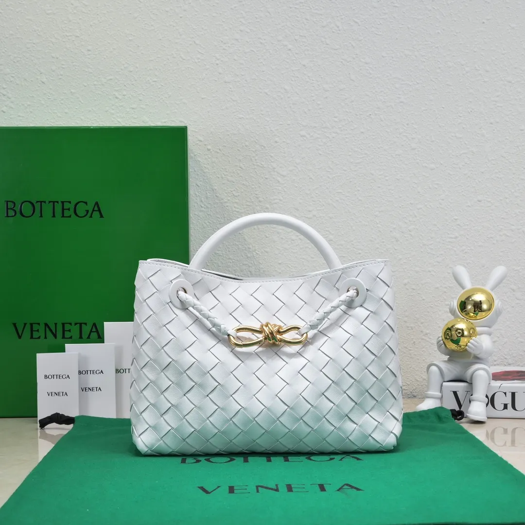Batch 1860 B's 2023 spring and summer new model continues the brand's woven style with detailed metal knot switch buckles. This time, the shoulder straps are also made into tube weaves, showing different craftsmanship. The carrying method is versatile to create more different looks. Intrecciato woven leather small handbag, equipped with sliding crossbody strap. Internal compartments, including 1 zipper pocket and 2 open pockets with magnetic buckle closure. Size: 19*25*10.5cm, model: 7463#